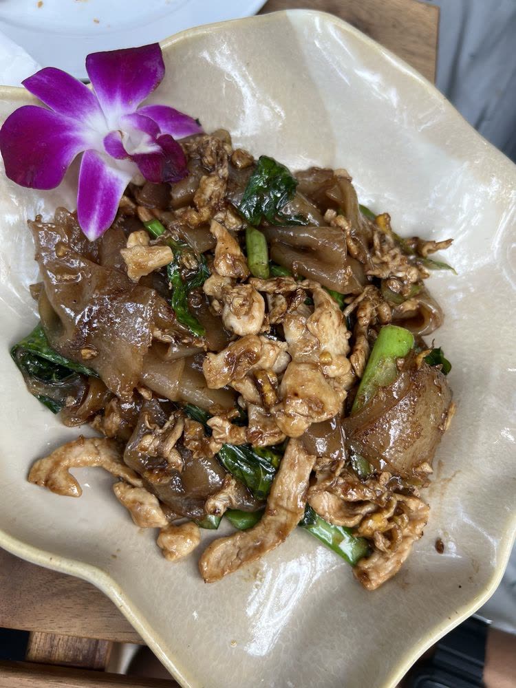 Pad See Eew (Flat Noodle / Udon Noodle)